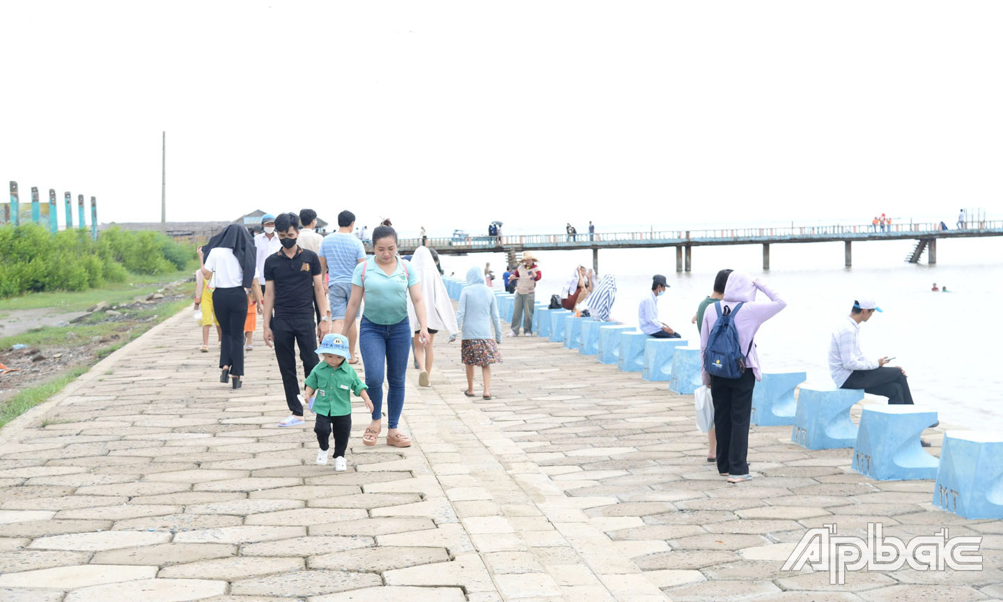 Khách tham quan Khu du lịch sinh thái biển Tân Thành, huyện Gò Công Đông.