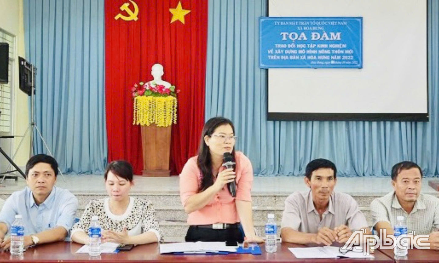 Ủy ban MTTQ Việt Nam huyện Cái Bè tổ chức Tọa đàm trao đổi học tập kinh nghiệm về xây dựng NTM xã Hòa Hưng. 