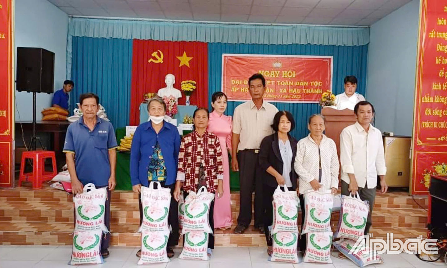 Ủy ban MTTQ Việt Nam xã Hậu Thành trao quà cho hộ dân có hoàn cảnh khó khăn.