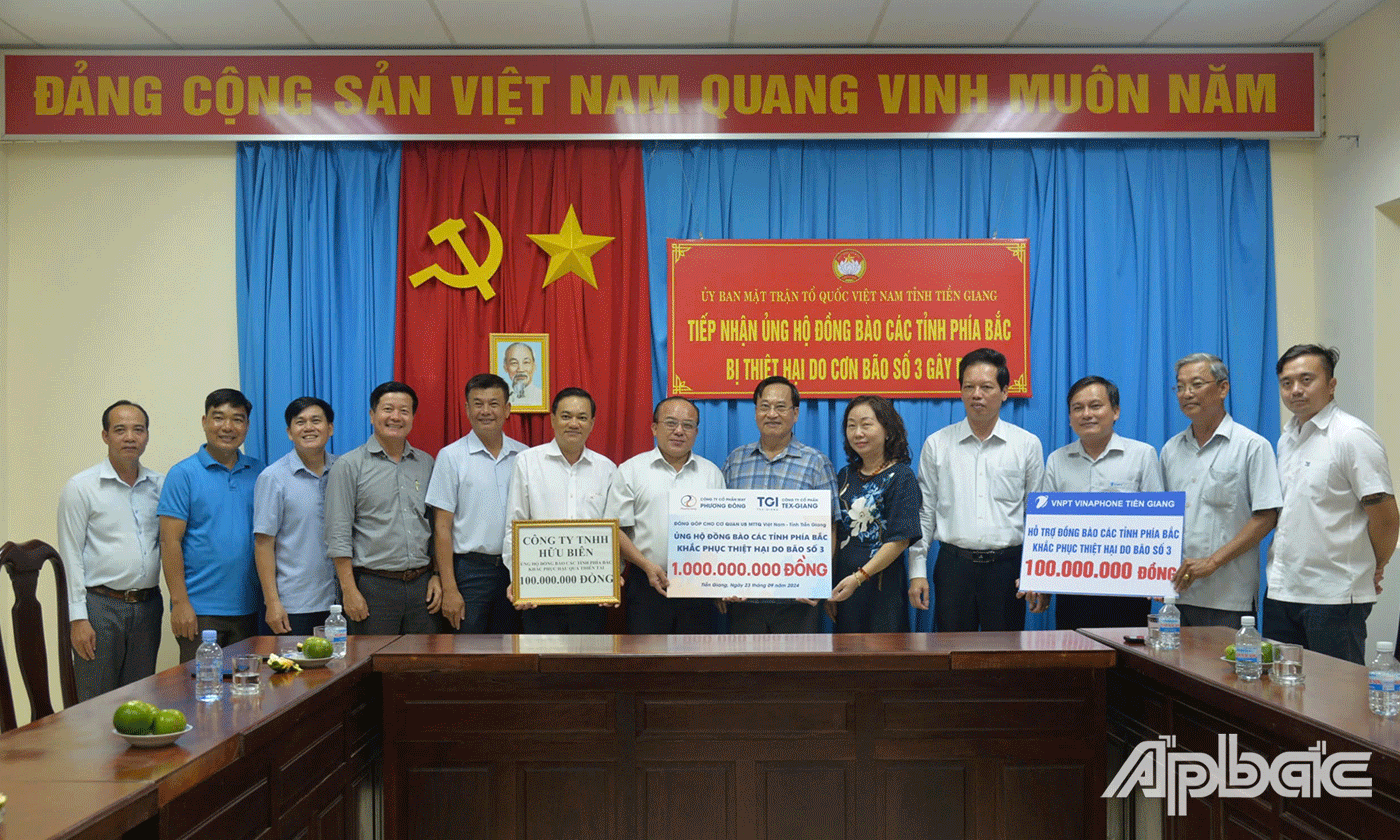 Các doanh nghiệp đóng góp tại Uỷ ban MTTQ tỉnh vào chiều ngày 23-9.