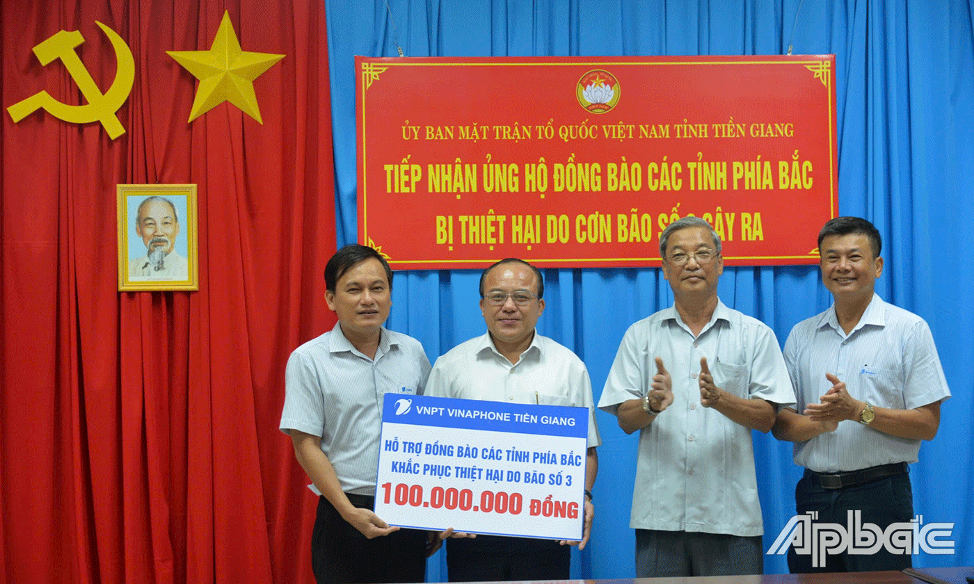 VNPT Vinaphone Tiền Giang trao 100 triệu đồng.