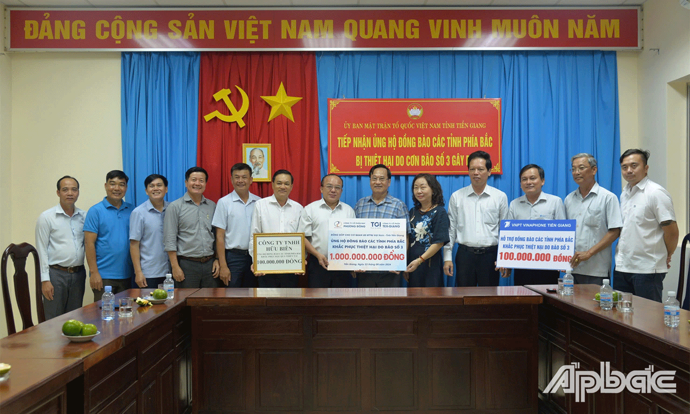 Các doanh nghiệp đóng góp tại Uỷ ban MTTQ tỉnh vào chiều 23-9.