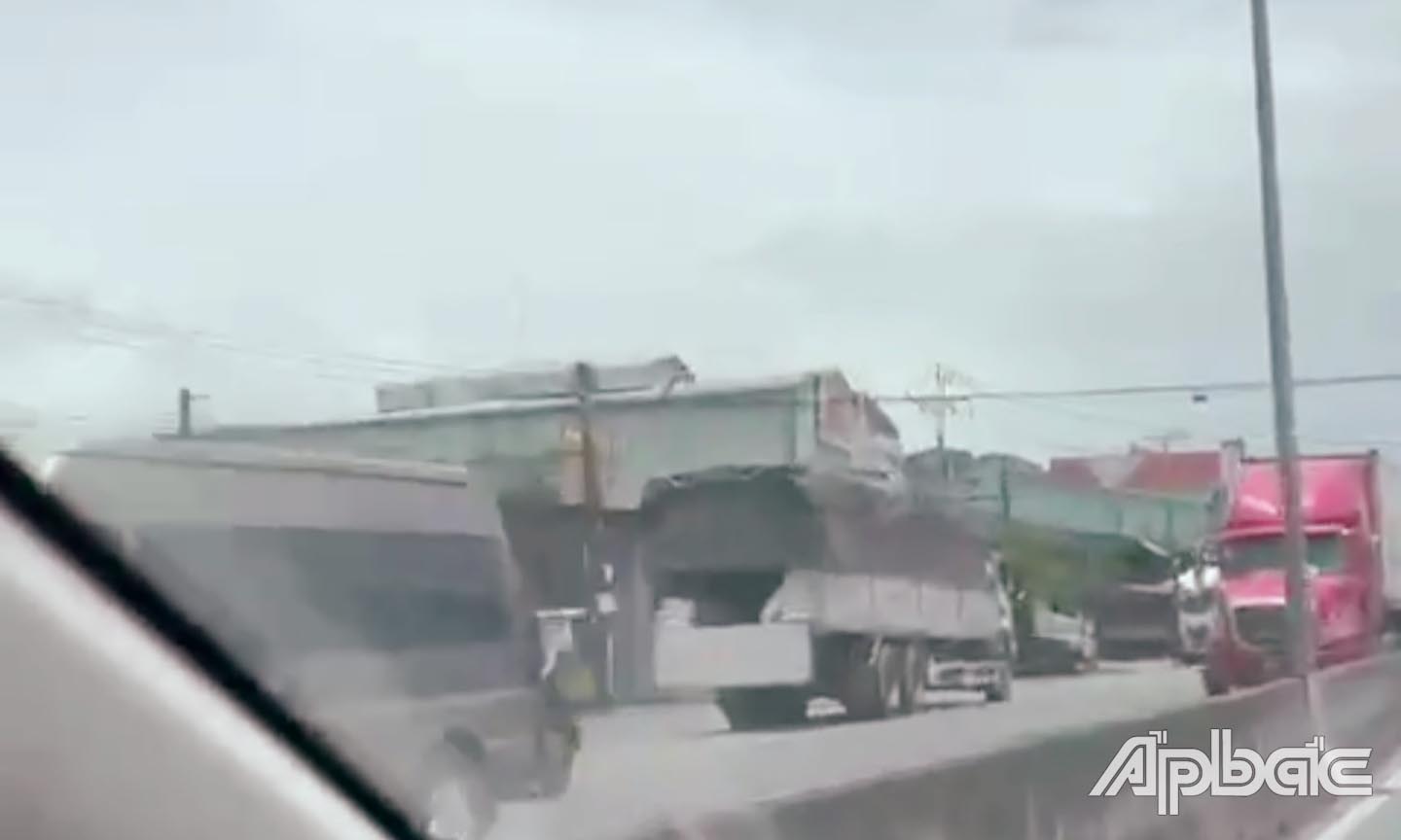 Tài xế chạy ngược chiều trên quốc lộ 1 được người dân quay lại. Ảnh cắt từ clip người dân.