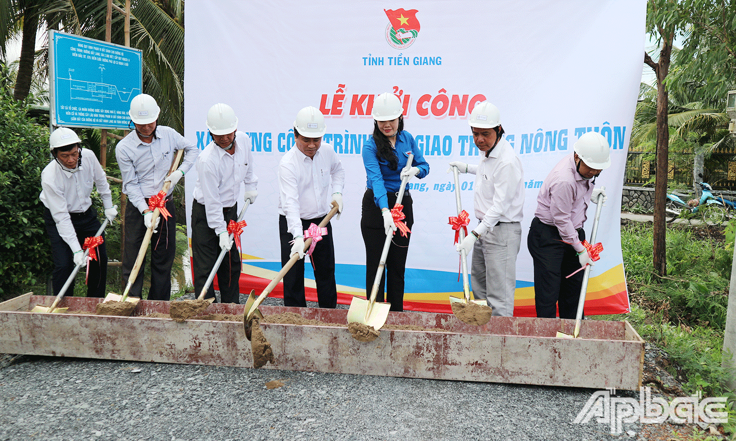 Lễ khởi công xây dựng cầu giao thông nông thôn