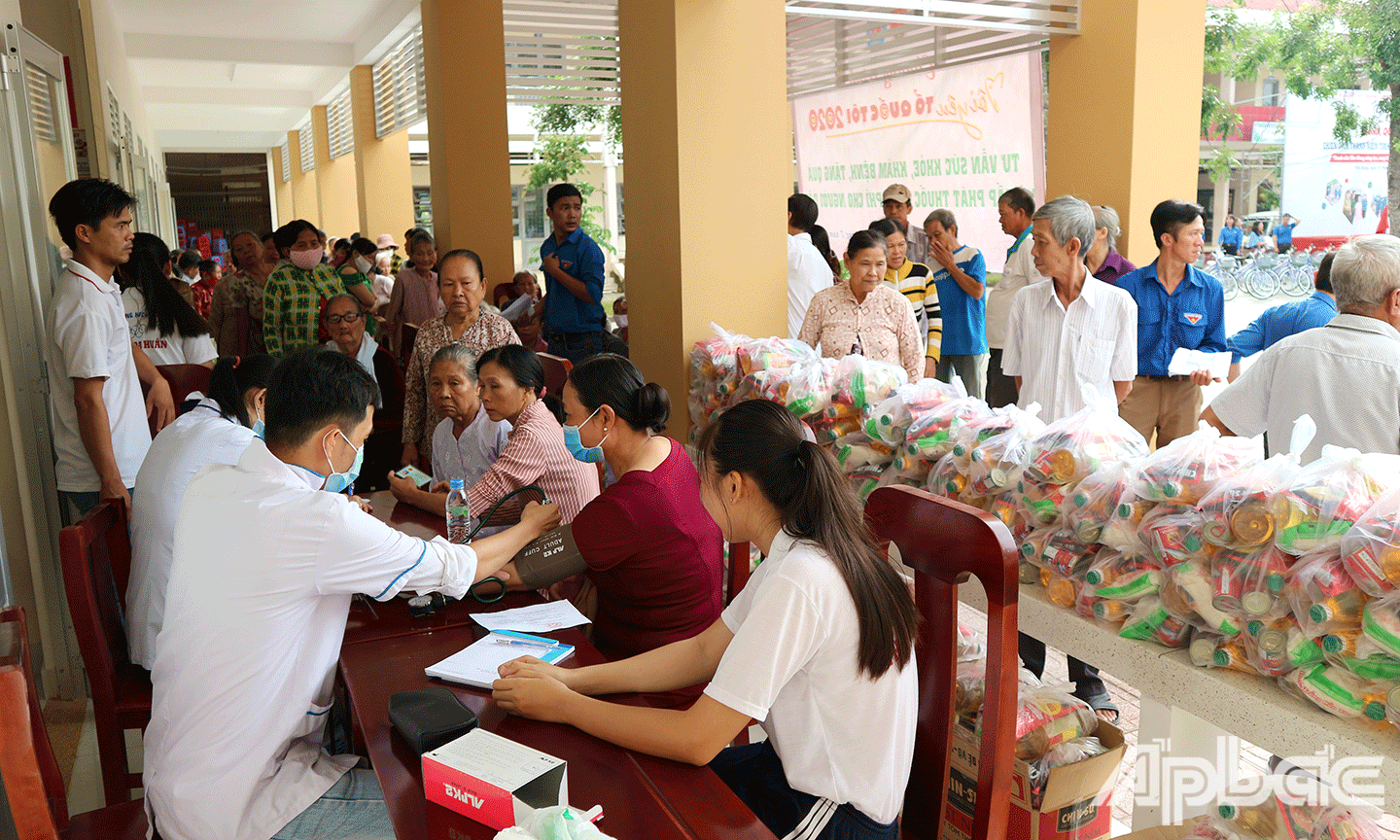 Tổ chức khám bệnh, tặng quà và cấp thuốc miễn phí cho hơn người dân