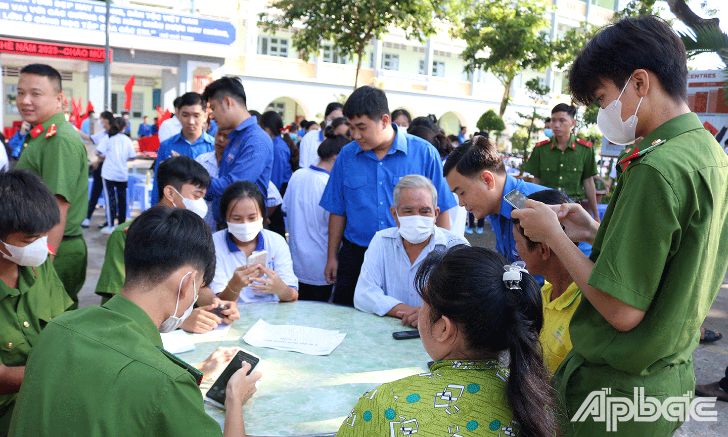  Hỗ người dân trợ cài đặt VNeID