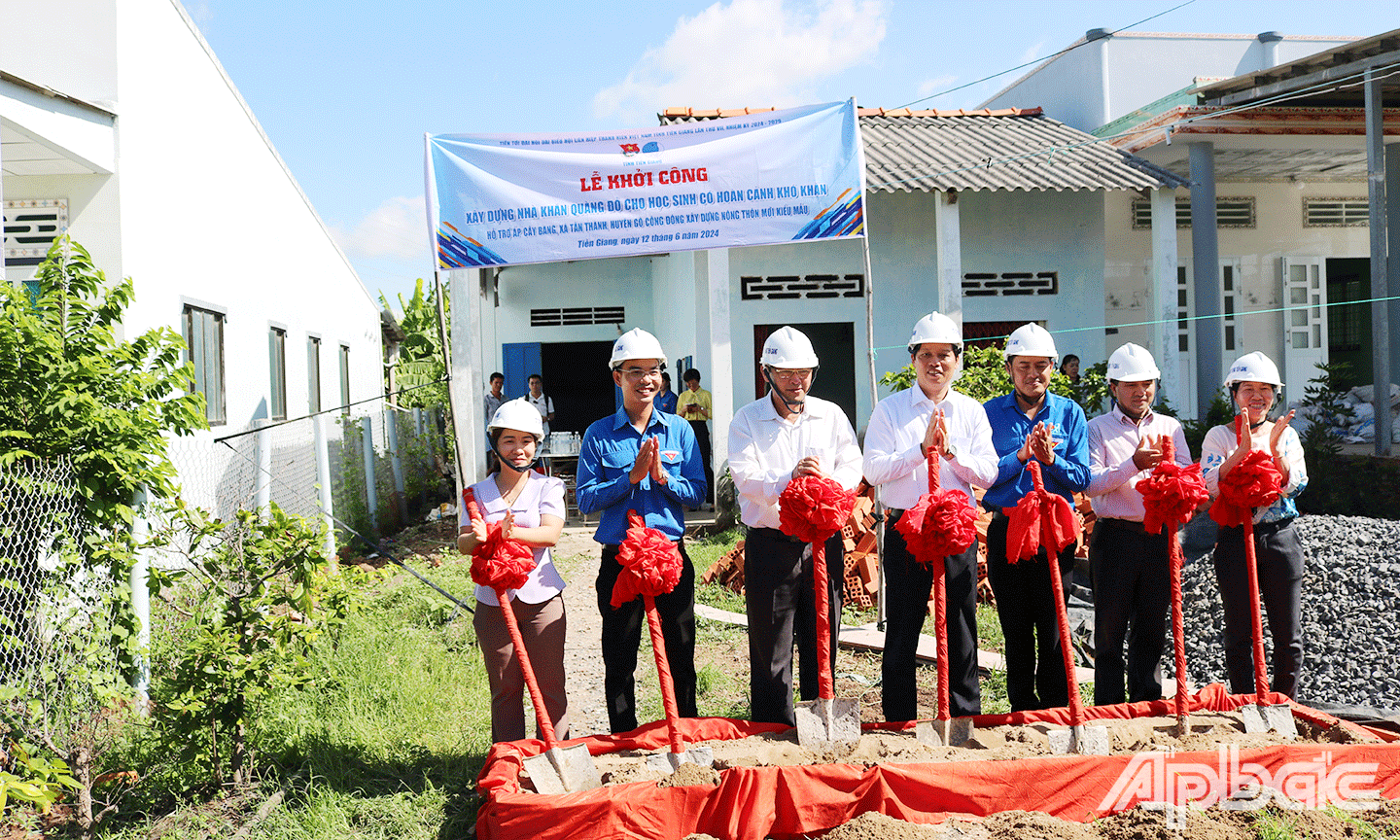 lễ khởi công Nhà khăn quàng đỏ cho em Đặng Thị Ngọc Tiên (ấp Cây Bàng, xã Tân Thành)