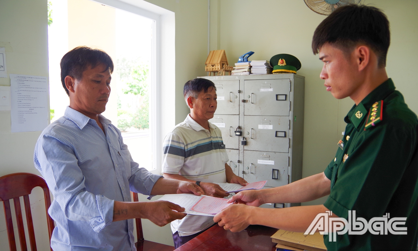 Trao quyết định phạt hành chính cho 2 chủ phương tiện vi phạm trên lĩnh vực khai thác thủy sản. 