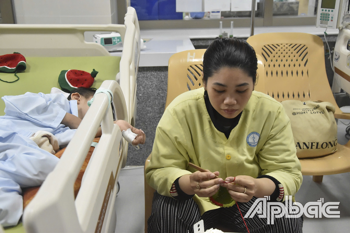 Chị Dựa tranh thủ lúc con ngủ để đan những chiếc nón len bé xíu cho từng trẻ sinh thiếu tháng đang được điều trị