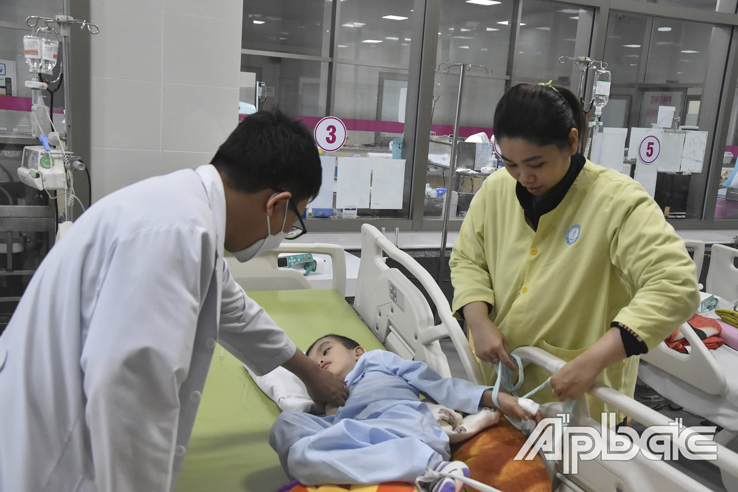 Chị Dựa vô cùng hạnh phúc khi con gái được đội ngũ thầy thuốc của khoa tận tình cứu chữa và đã qua cơn nguy kịch