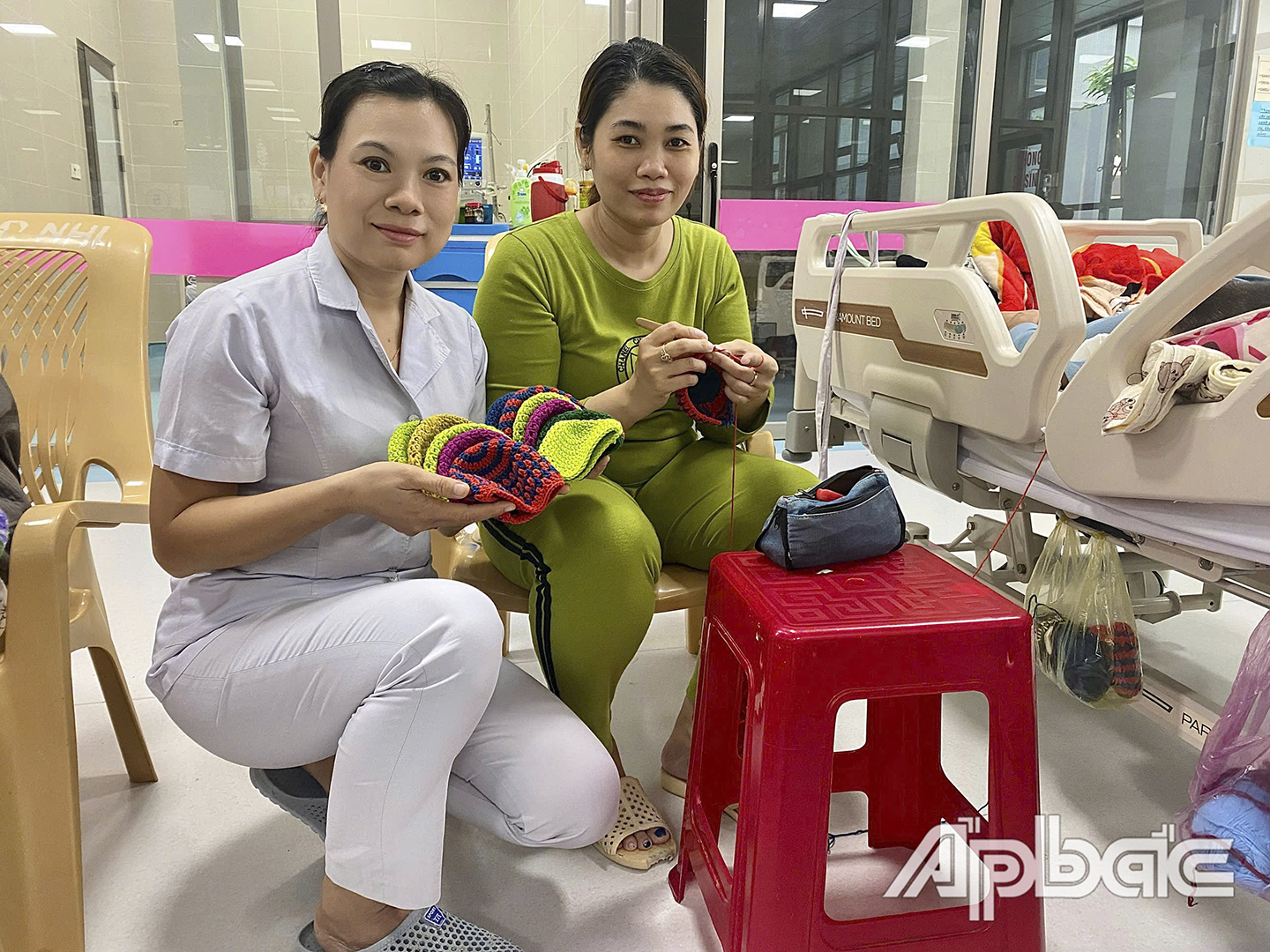 Những chiếc nón nhỏ xinh mang tình thương của người mẹ trẻ đến các sinh linh bé nhỏ