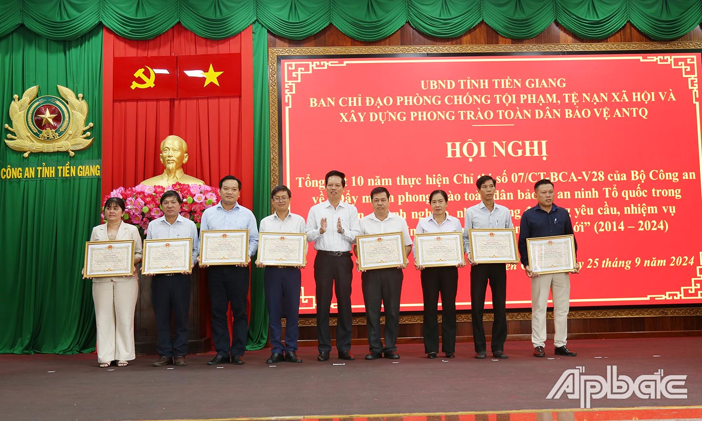Trao bằng khen UBND tỉnh cho các tập thể, cá nhân.