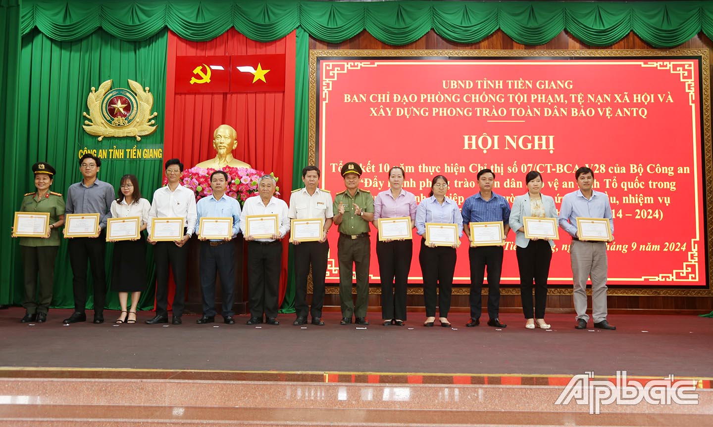 Trao giấy khen Giám đốc Công an tỉnh cho các tập thể, cá nhân.