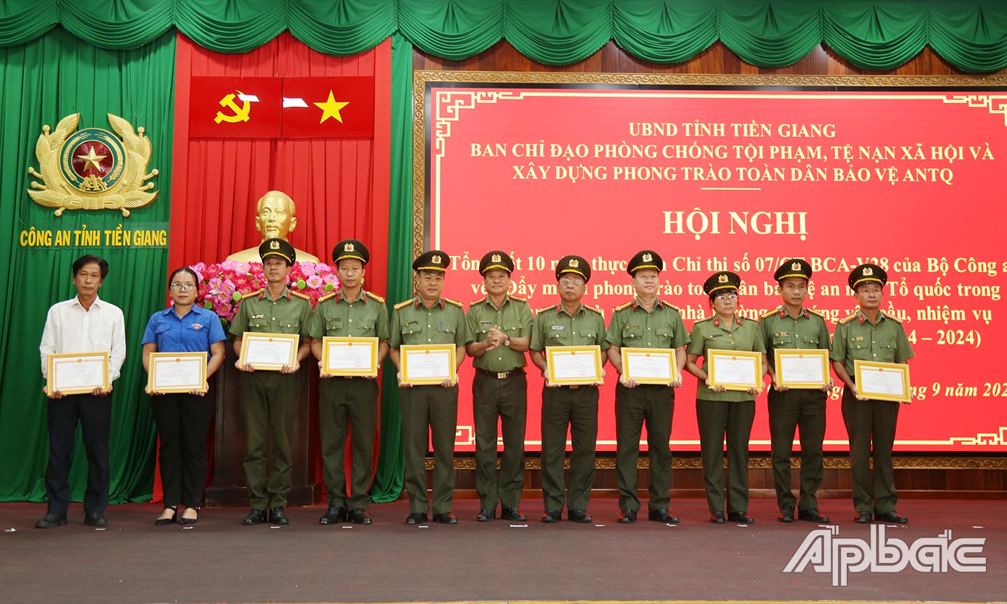 Trao giấy khen Giám đốc Công an tỉnh cho các tập thể, cá nhân.