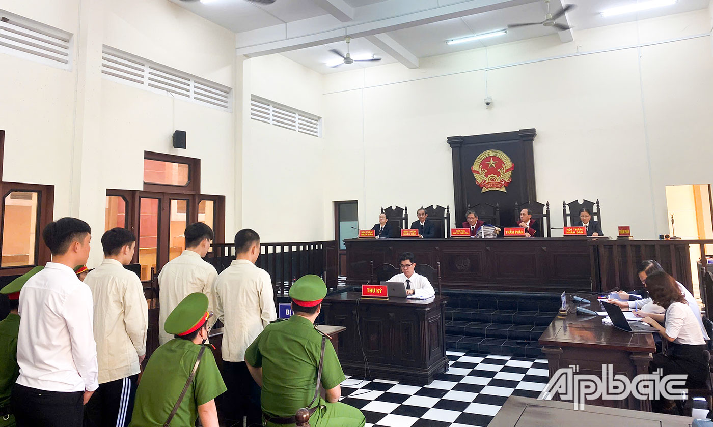 Quang cảnh xét xử.