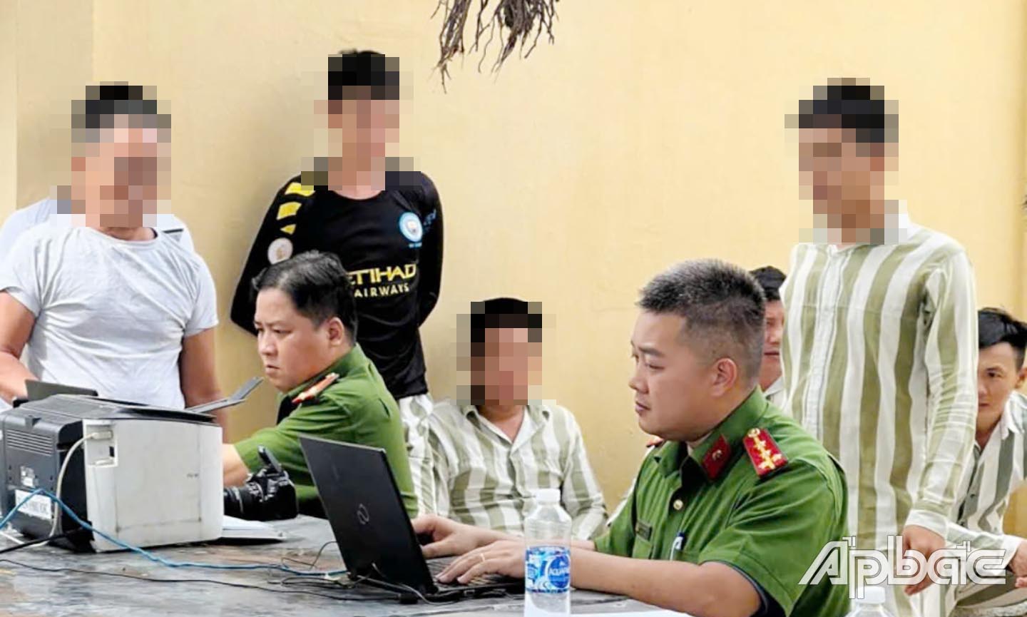 Cán bộ Công an huyện Tân Phước cấp căn cước cho phạm nhân