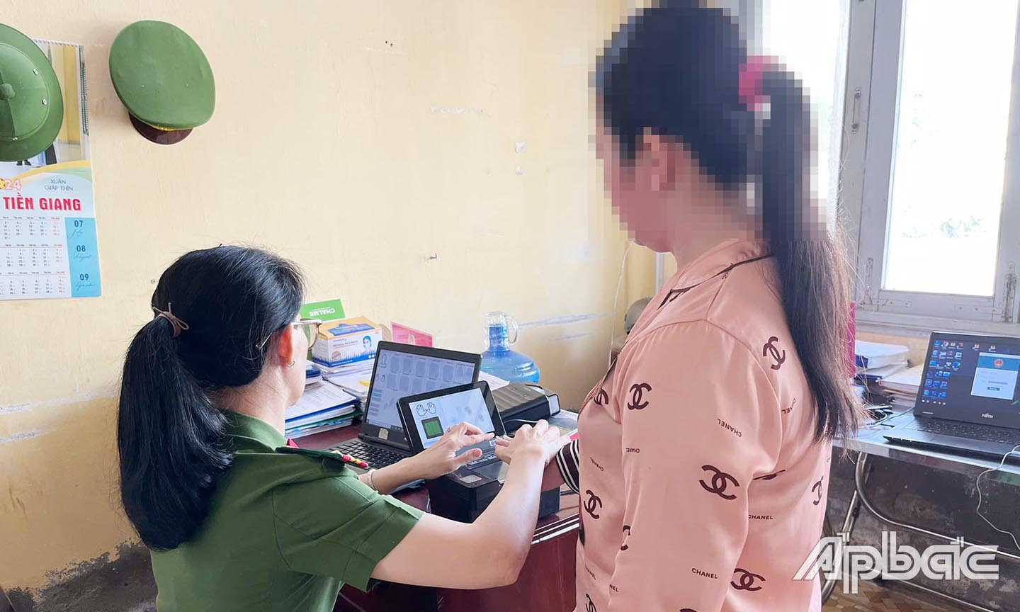 cán bộ Công an thành phố Mỹ Tho cấp căn cước cho phạm nhân đặc xá năm 2024 tại Trại tạm giam Công an tỉnh