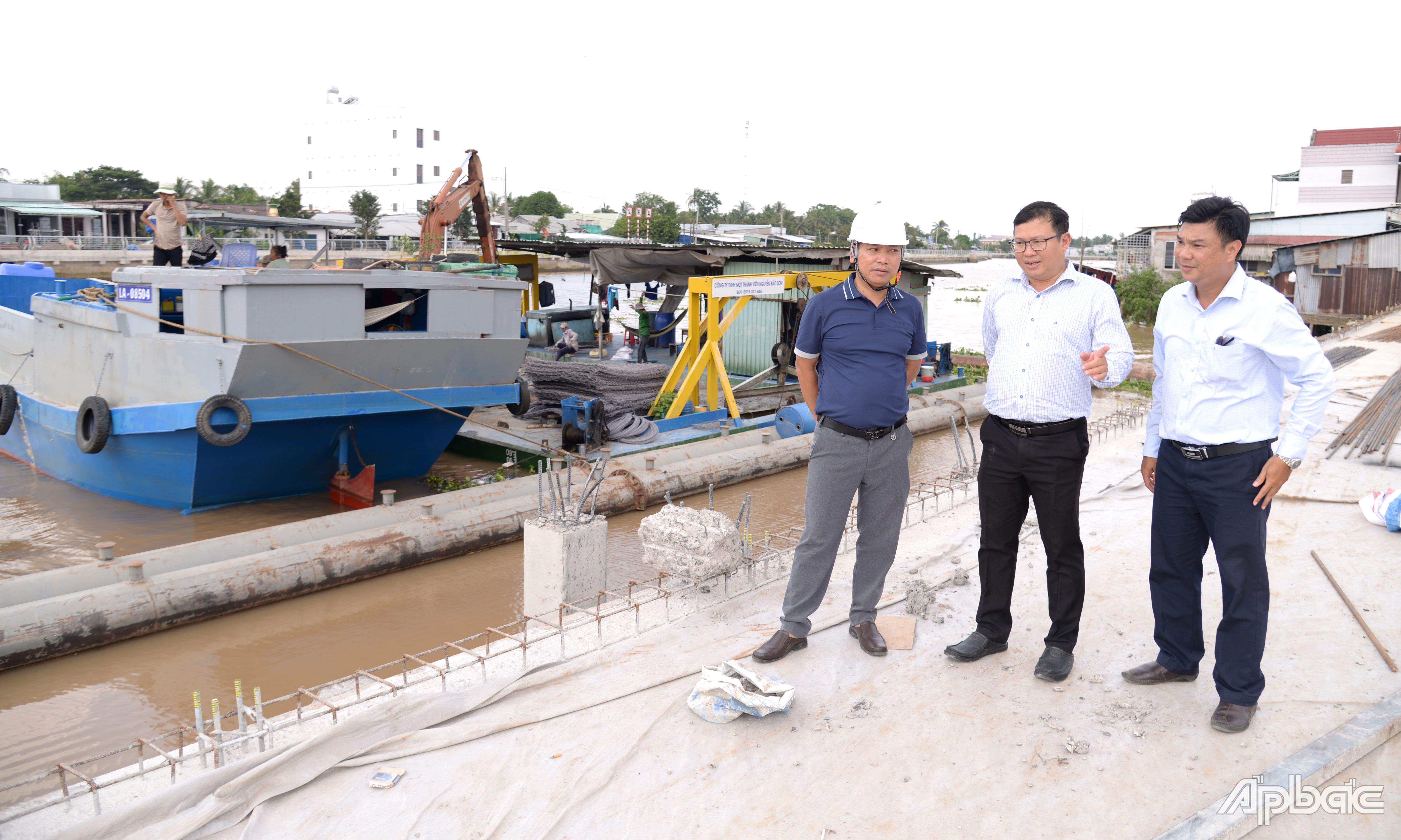 Giám đốc Ban Quản lý dự án Nguyễn Đàm Thanh Tuyến kiểm tra tiến độ gói thầu.