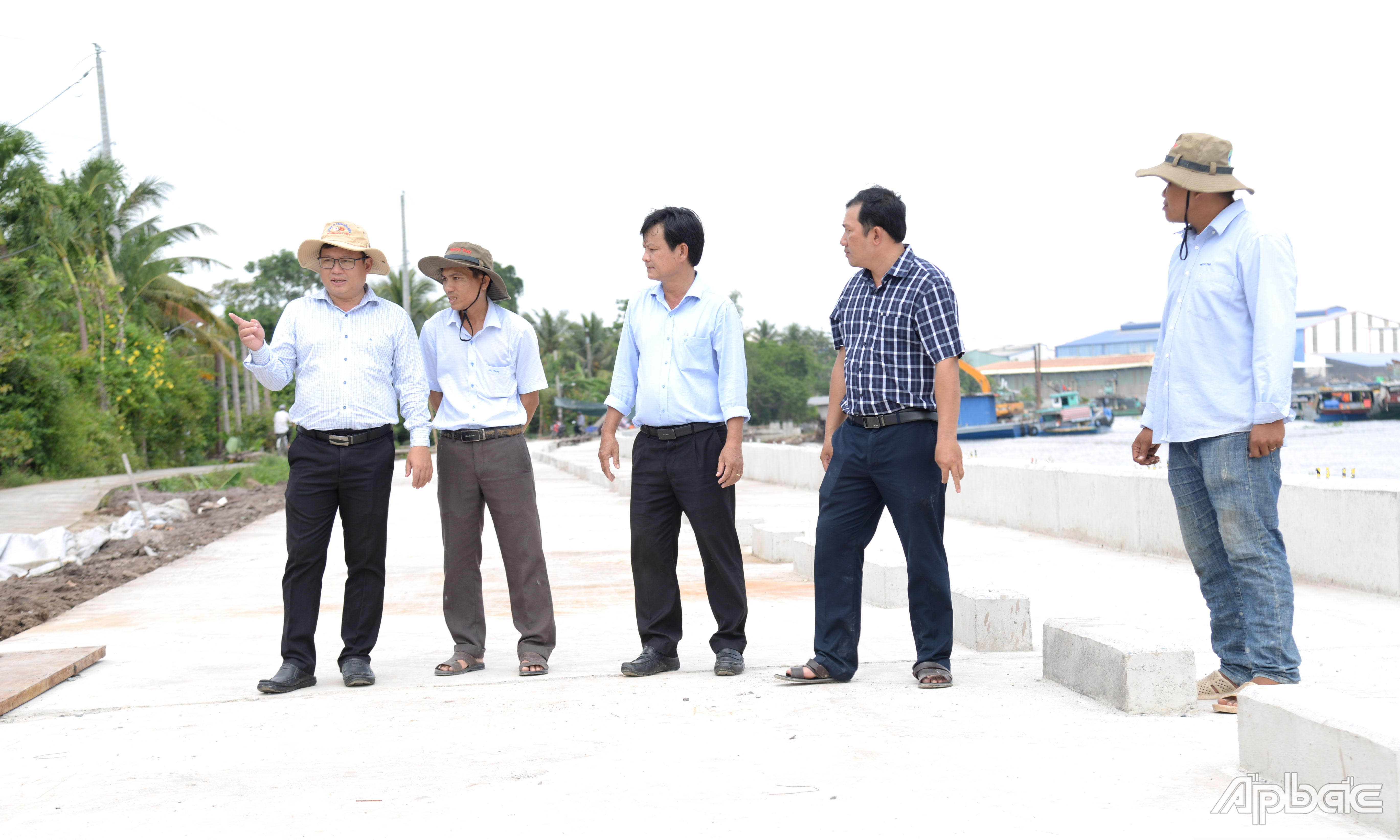 Giám đốc Ban Quản lý dự án Nguyễn Đàm Thanh Tuyến kiểm tra tiến độ gói thầu.