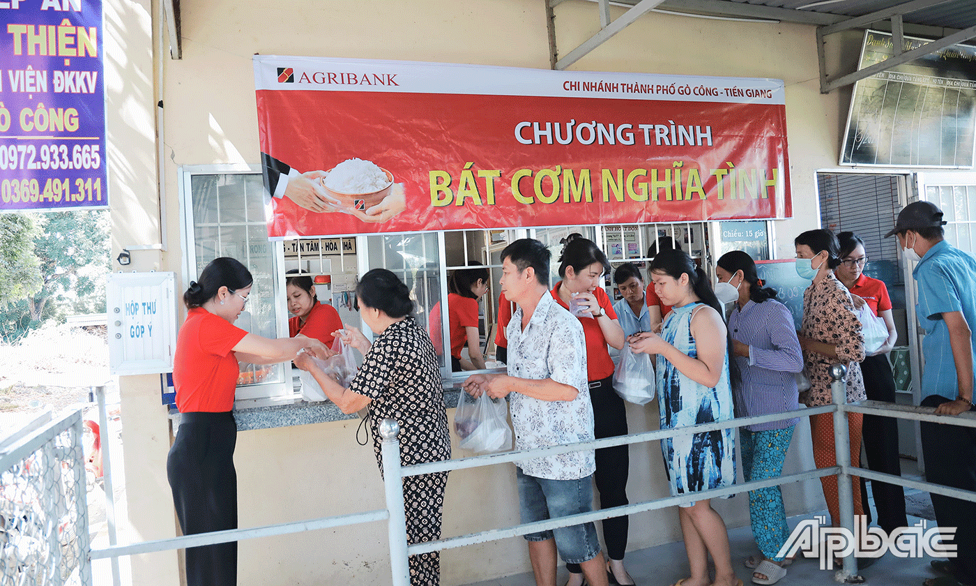 Bệnh nhân và người nhà bệnh nhân được nhận những phần cơm nghĩa tình của người lao động Agribank thành phố Gò Công