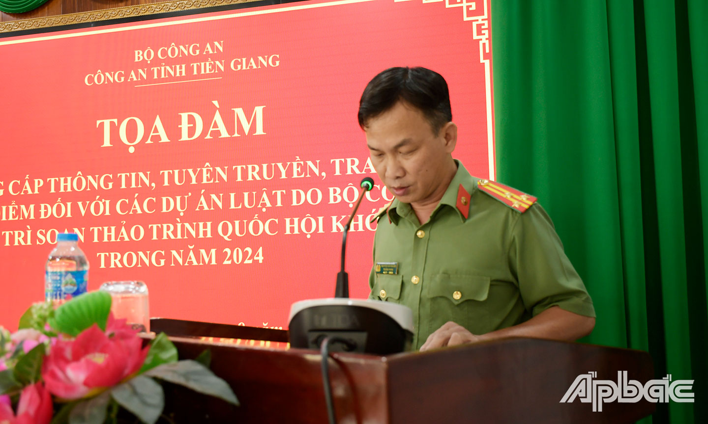 Đại tá Nguyễn Hồng Khắc, Phó Giám đốc Công an tỉnh chủ trì Tọa đàm.