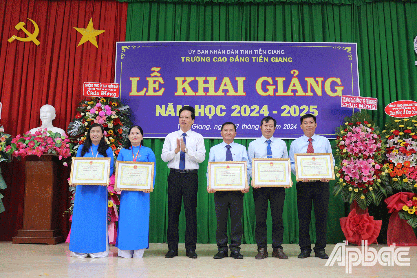 Phó Chủ tịch UBND tỉnh Nguyễn Thành Diệu trao bằng khen cho các cá nhân có thành tích xuất sắc năm học 2023 - 2024. 