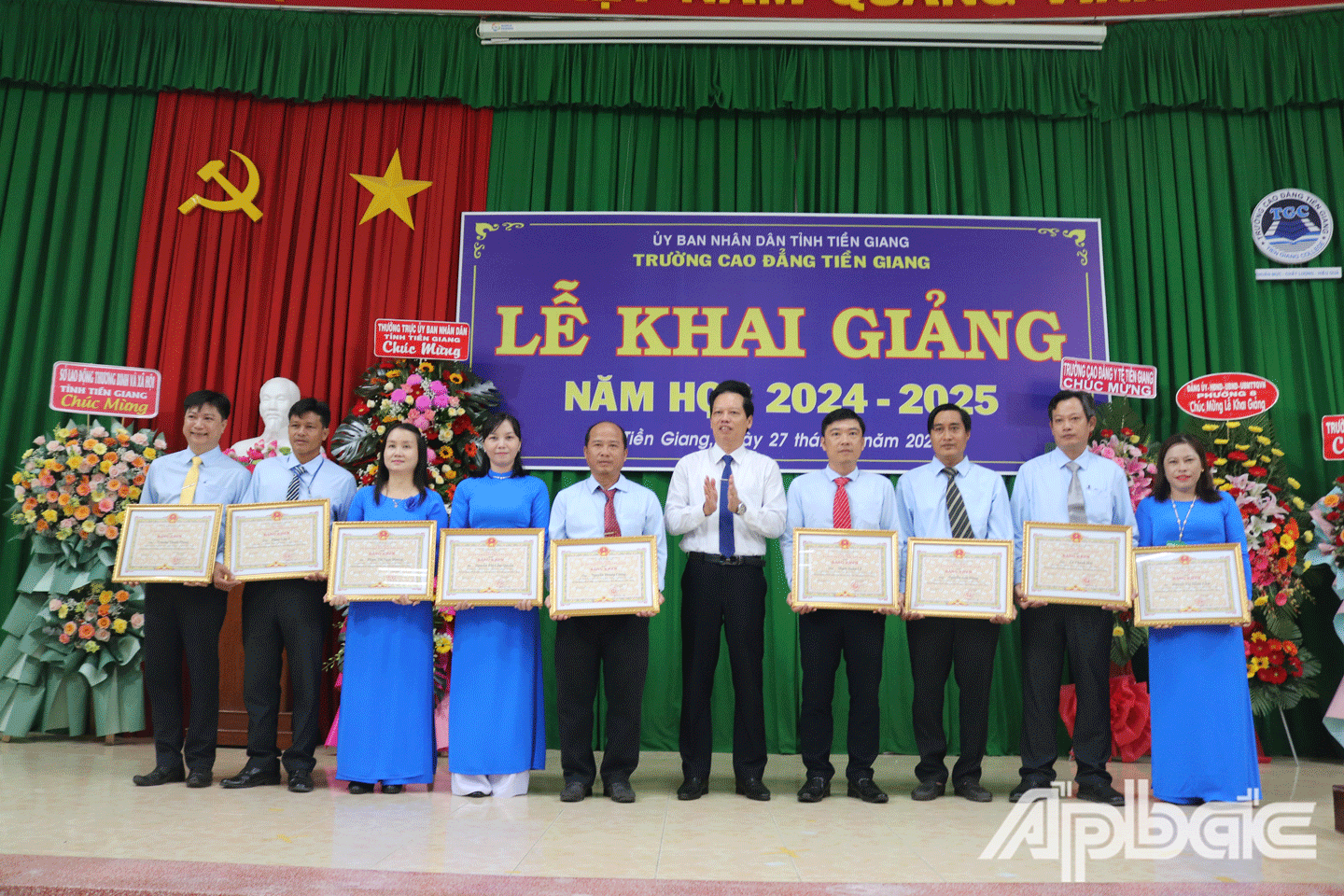 Phó Chủ tịch UBND tỉnh Nguyễn Thành Diệu trao bằng khen cho các cá nhân, tập thể có thành tích xuất sắc năm học 2023 - 2024.