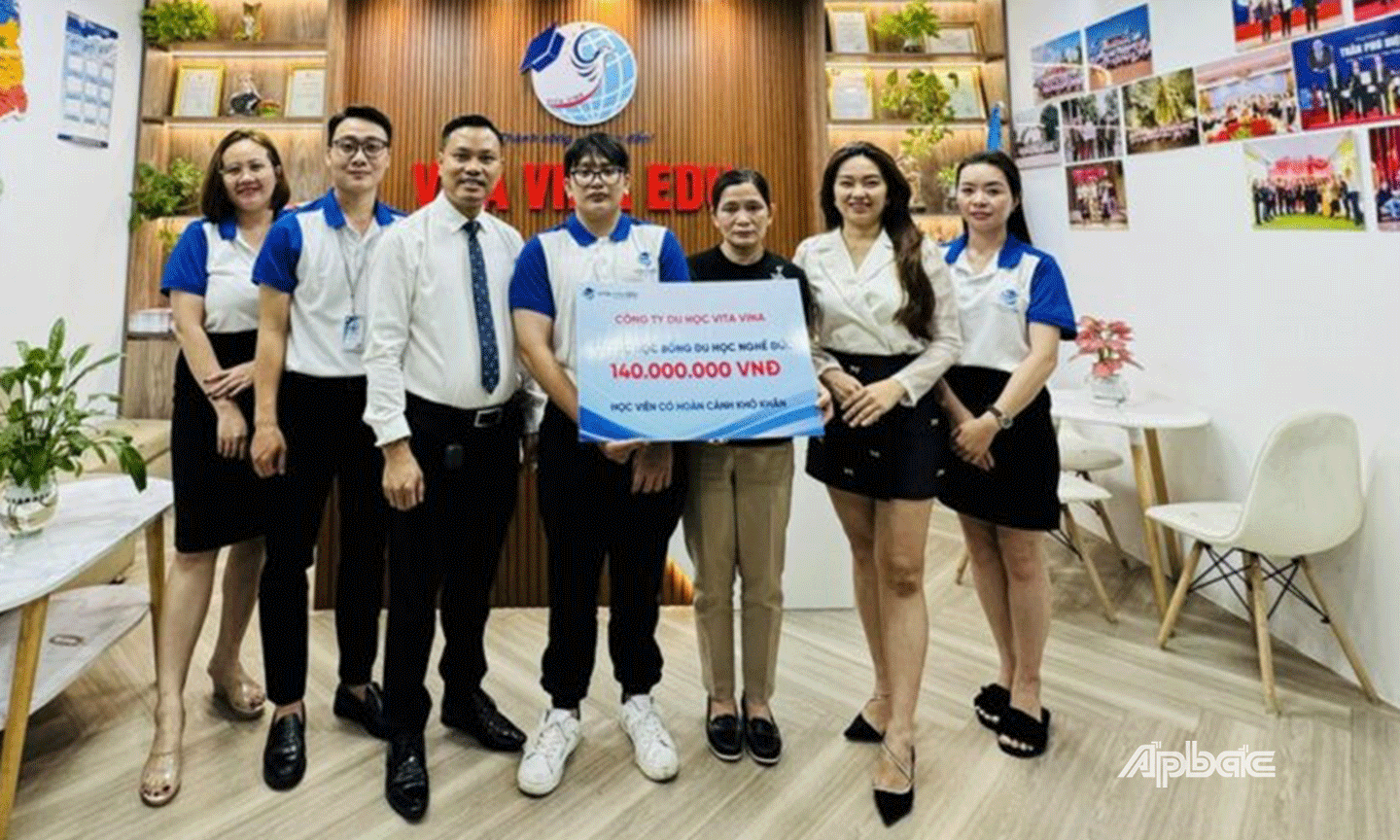 Công ty Du học Vita Vina (TP. Hồ Chí Minh) vừa trao tặng học bổng cho em Nguyễn Thanh Nghị
