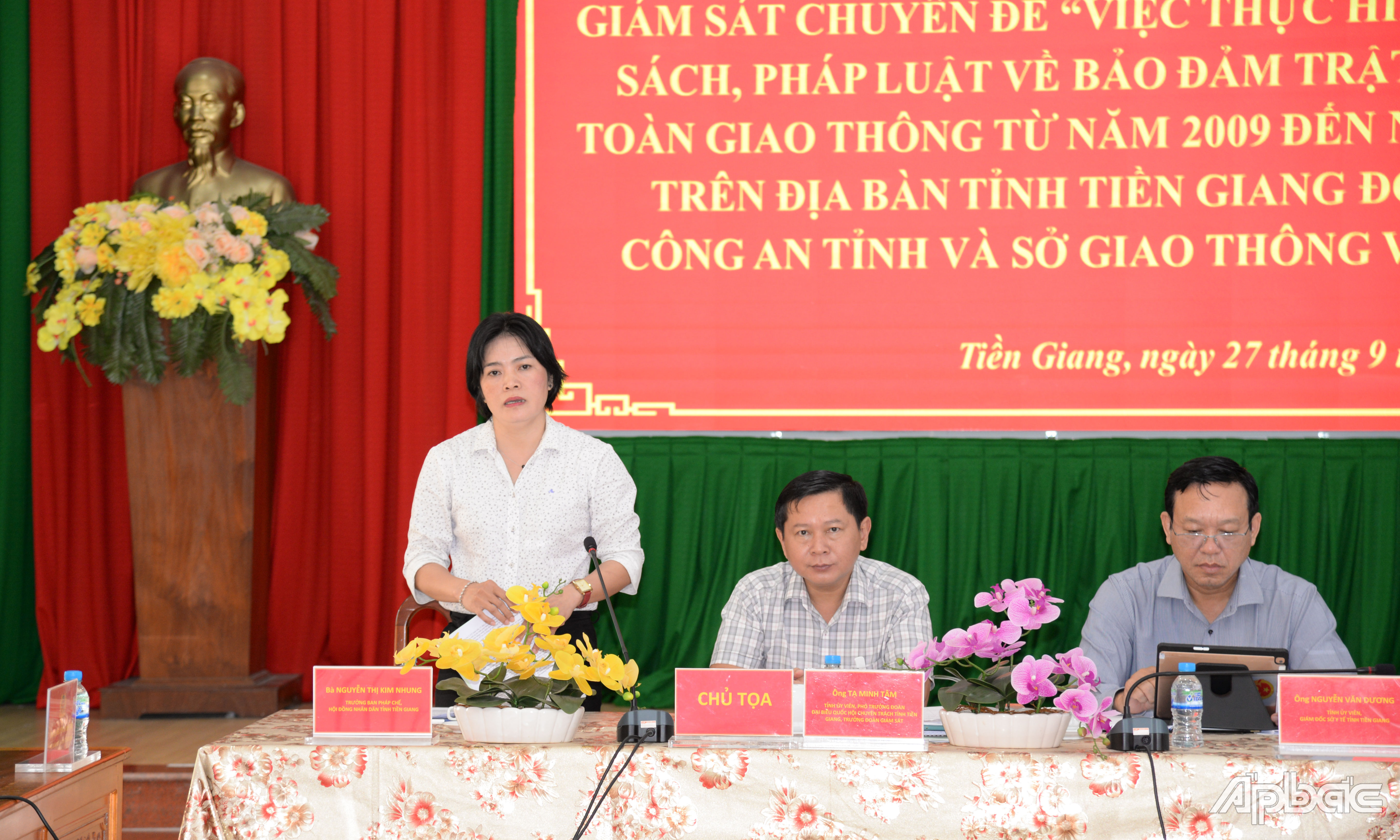 Trưởng Ban Pháp chế Hội đồng nhân dân tỉnh Nguyễn Thị Kim Nhung phát biểu tại buổi làm việc.