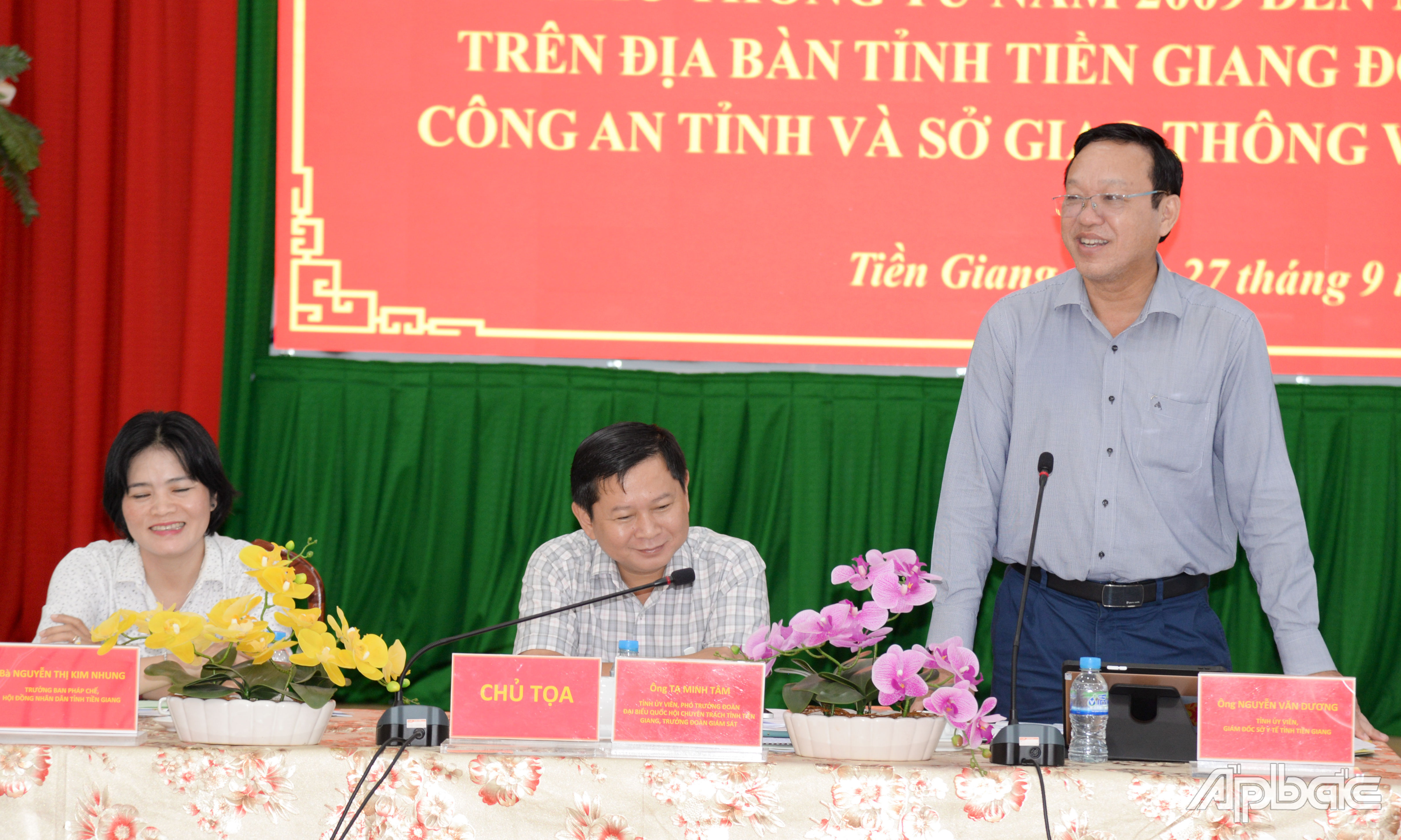 Tiến sĩ Nguyễn Văn Dương, đại biểu quốc hội, Giám đốc Sở Y tế phát biểu tại buổi làm việc.