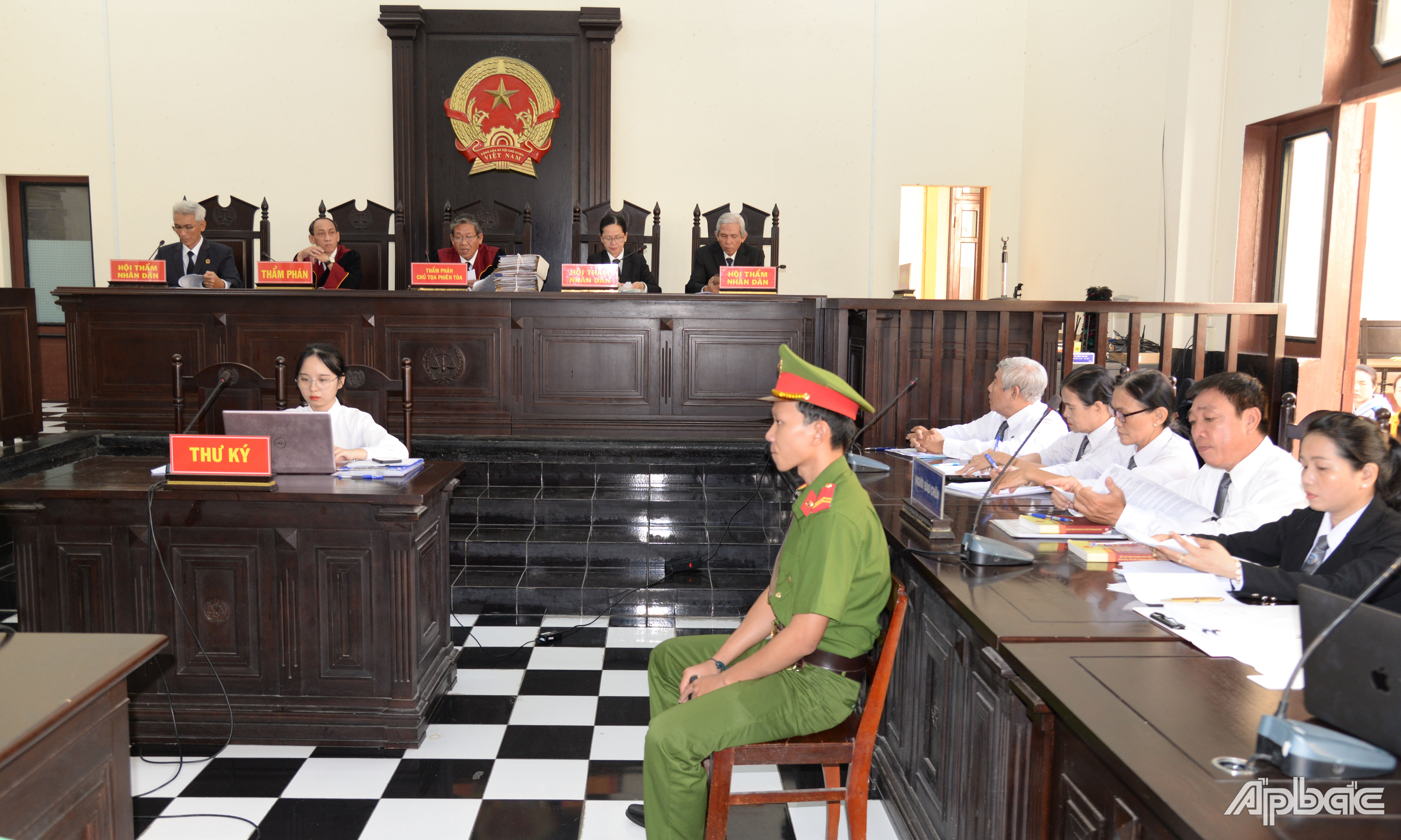 Quang cảnh phiên tòa.
