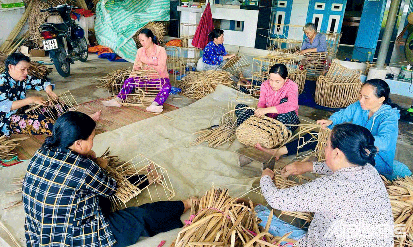 Thị trấn không có sản xuất công nghiệp mà chủ yếu sản xuất tiểu thủ công nghiệp. Hiện nay trên địa bàn có 02 nghiệp đoàn đan thảm, 01 tổ hợp tác rèn hoạt động ổn định; giải quyết hơn 100 lao động nhàn rỗi tại địa phương. 