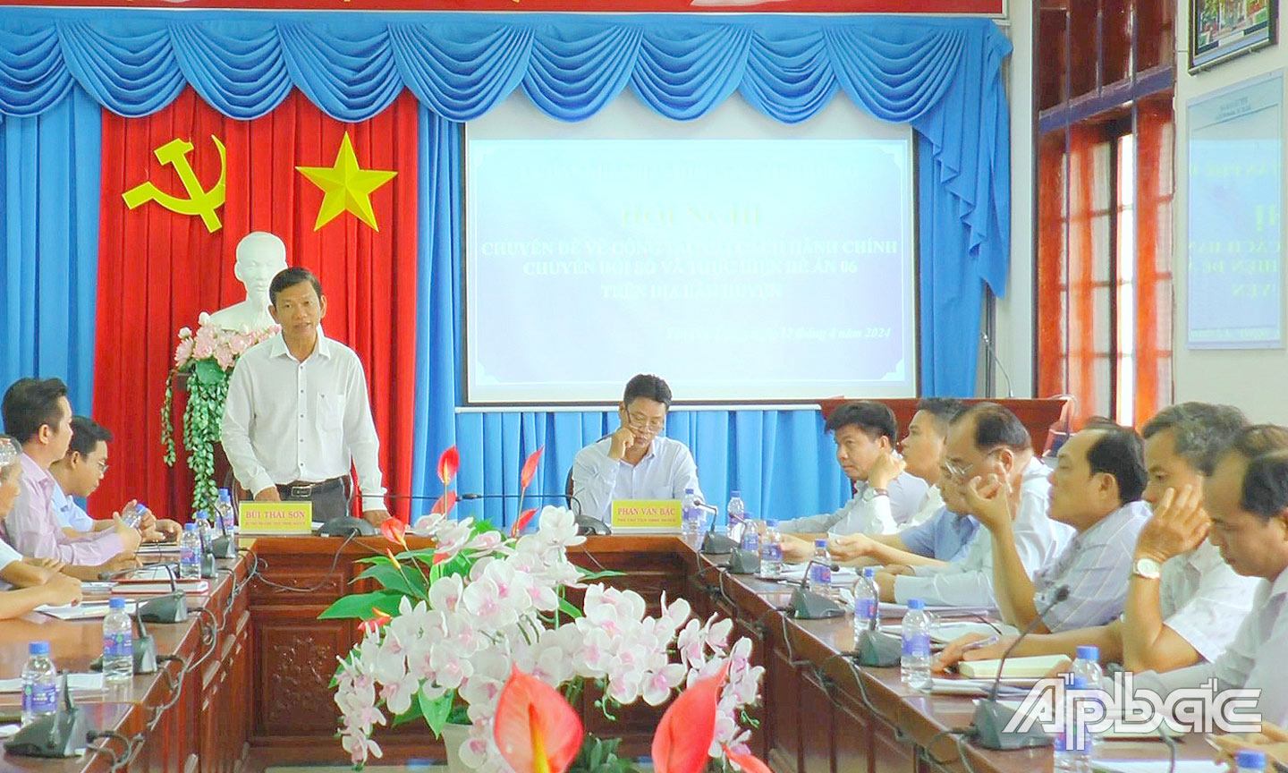 UBND huyện Tân Phú Đông tổ chức Hội nghị chuyên đề về công tác CCHC, chuyển đổi số và thực hiện Đề án 06 trên địa bàn huyện.                                                                                                                                                                                                        Ảnh: THÁI TRUNG