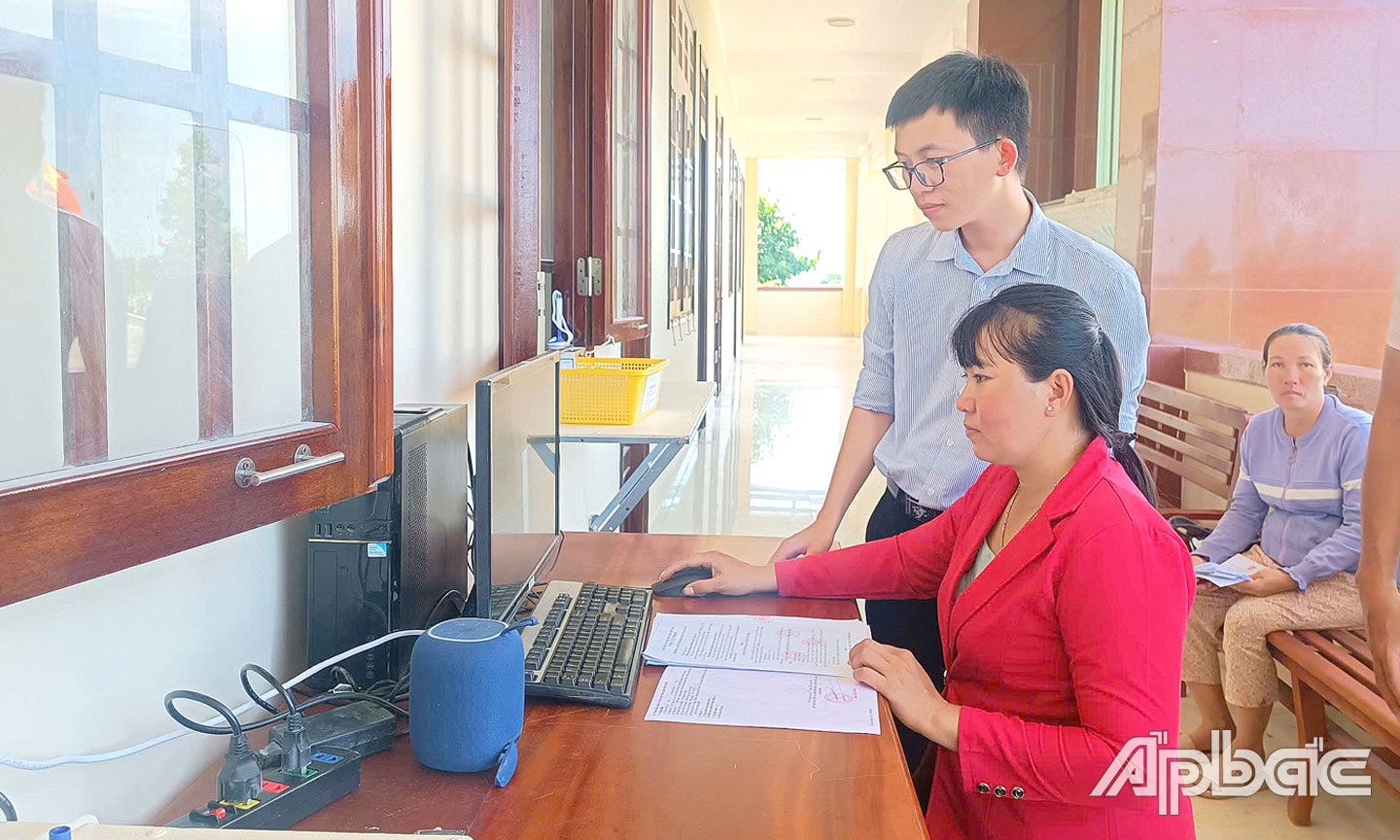 Chi nhánh Văn phòng Đăng ký đất đai huyện Tân Phú Đông tiếp nhận hỗ trợ, hướng dẫn người dân nộp hồ sơ trực tuyến.