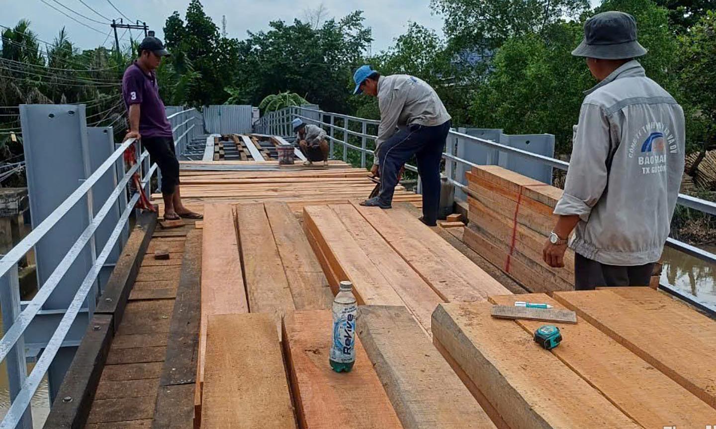 Cầu đã được thay các tấm ván mới.