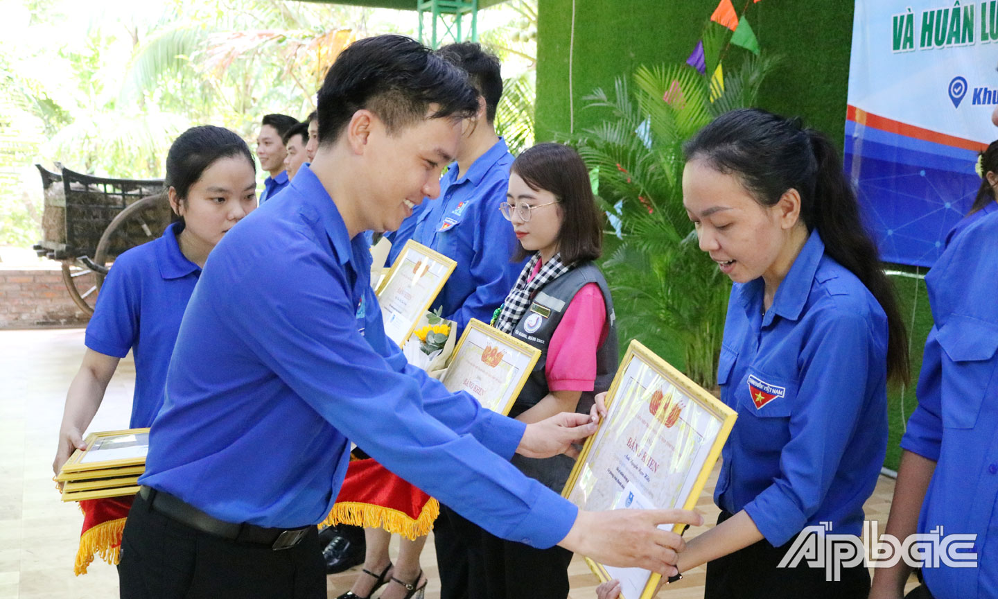 Đồng chí Nguyễn Thành Luân trao Bằng khen cho cán bộ Hội LHTN Việt Nam tỉnh Tiền Giang tiêu biểu có nhiều đóng góp cho công tác Hội và phong trào thanh niên của tỉnh. 