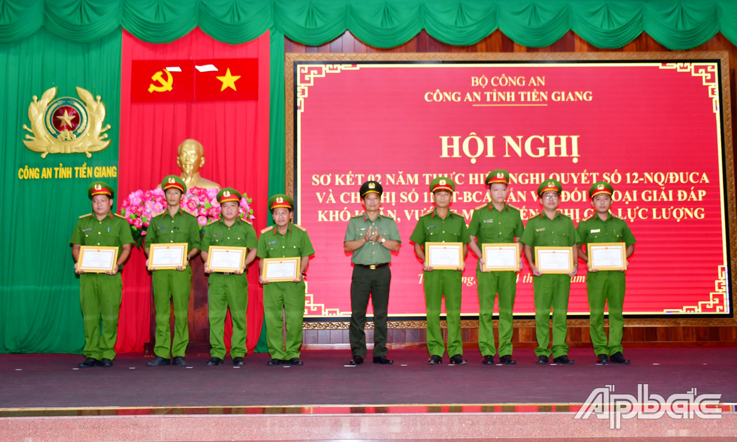  Công an tỉnh khen thưởng các tập thể, cá nhân về thành tích 2 năm thực hiện Nghị quyết 12-NQ/ĐUCA của Đảng ủy Công an Trung ương và Chỉ thị 11/CT-BCA của Bộ Công an về tiếp tục đẩy mạnh xây dựng Công an xã, thị trấn đáp ứng yêu cầu, nhiệm vụ trong tình hình mới.