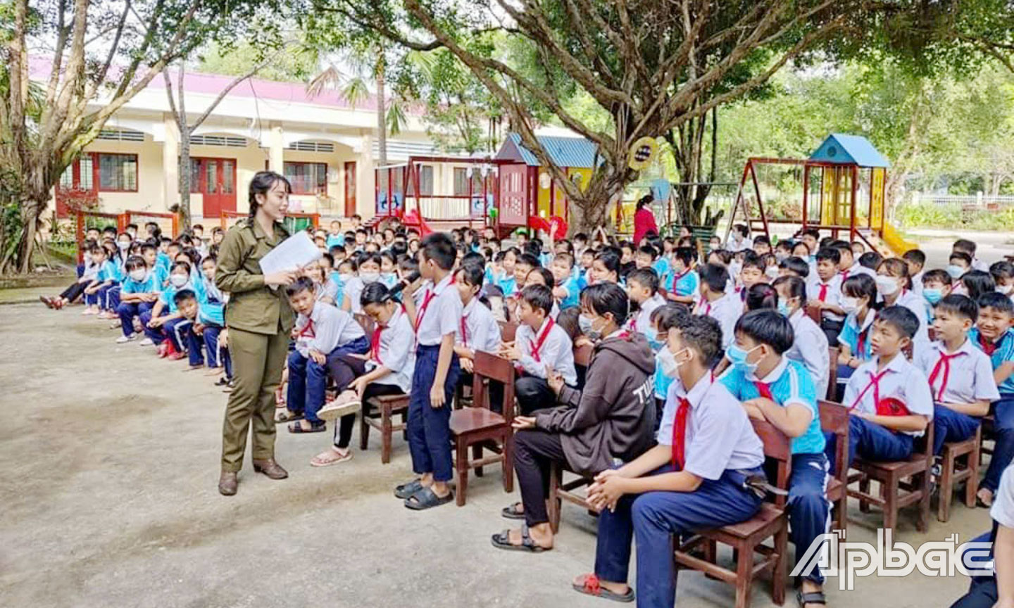 Chị Nguyễn Thị Thúy An, Tổ trưởng Tổ bảo vệ ANTT ở cơ sở ấp Mỹ Thuận, xã Thạnh Mỹ, huyện Tân Phước tuyên truyền pháp luật trong học sinh.