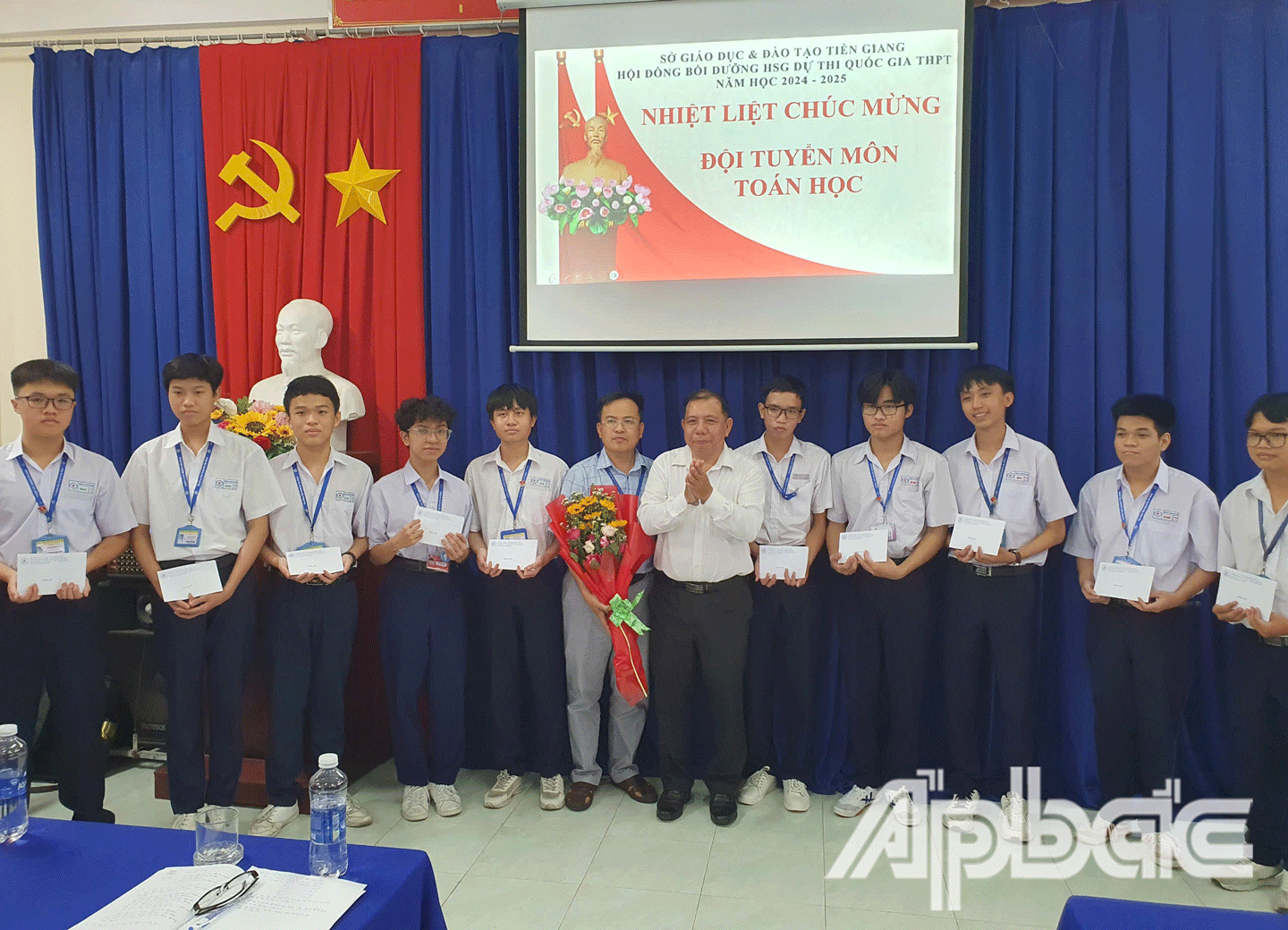Phó Giám đốc Sở Giáo dục và Đào tạo tỉnh Tiền Giang Võ Văn Hiếu chúc mừng thành viên đội tuyển các môn học tham dự Kỳ thi học sinh giỏi cấp Quốc gia năm học 2024 - 2025. 