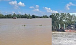 Xe ô tô tải rơi xuống sông khi qua phà