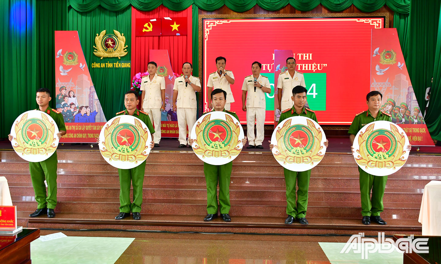 Phần thi “Tự giới thiệu”. Ảnh Đặng Thanh