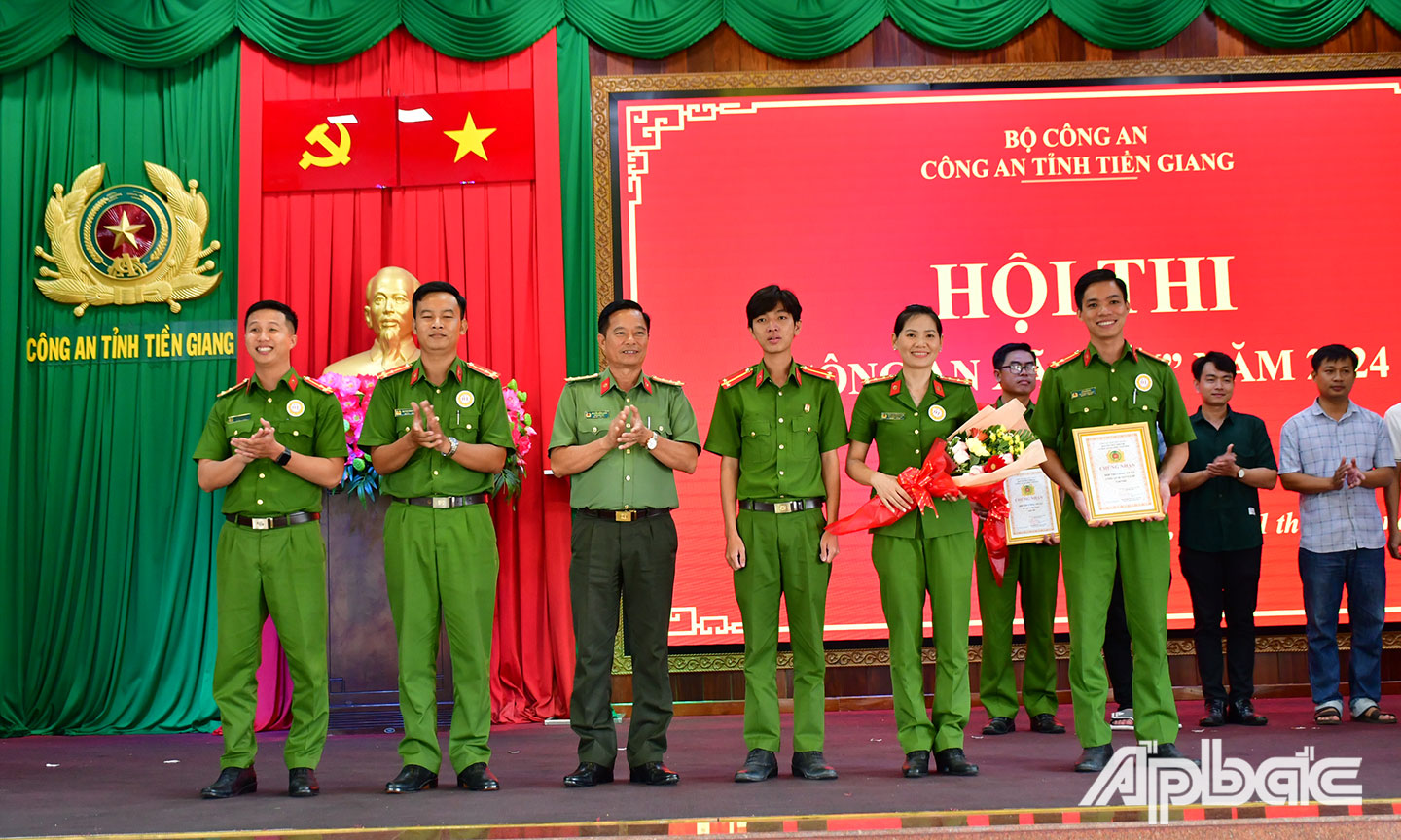 Ban Tổ chức trao giải Nhất cho Đội thi Công an huyện Cái Bè. 
