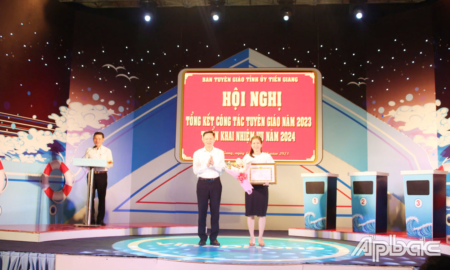Nhà báo Huỳnh Hương nhận Bằng khen của Ban Tuyên giáo Trung ương đoạt giải C Giải thưởng Sáng tác, quảng bá tác phẩm văn học nghệ thuật, báo chí về chủ đề học tập và làm theo tư tưởng, đạo đức, phong cách Hồ Chí Minh giai đoạn 2021 - 2023.