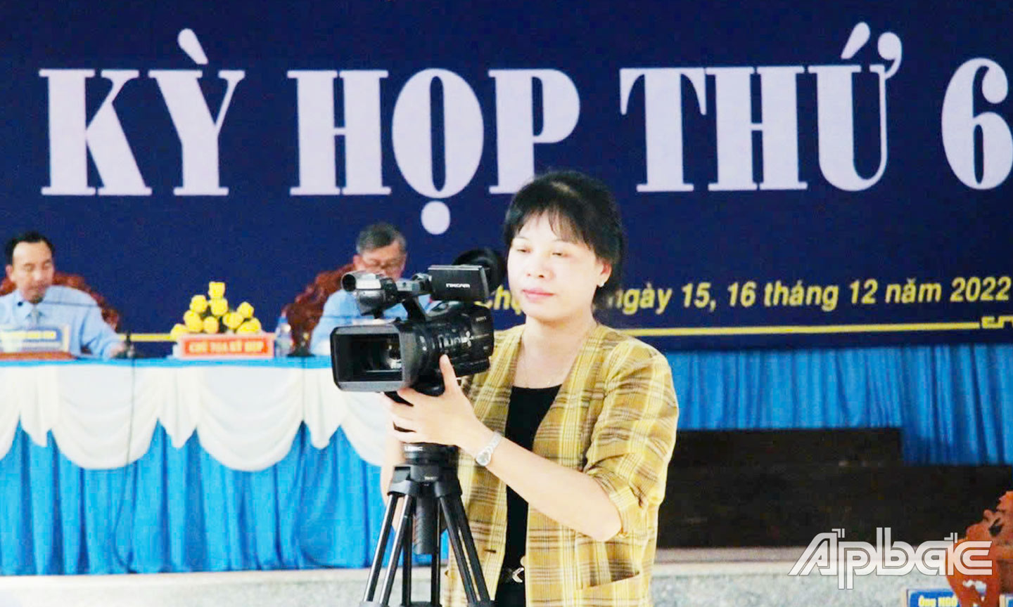 Chị Dương Ngọc Duyên đang tác nghiệp. Ảnh: Nhân vật cung cấp.