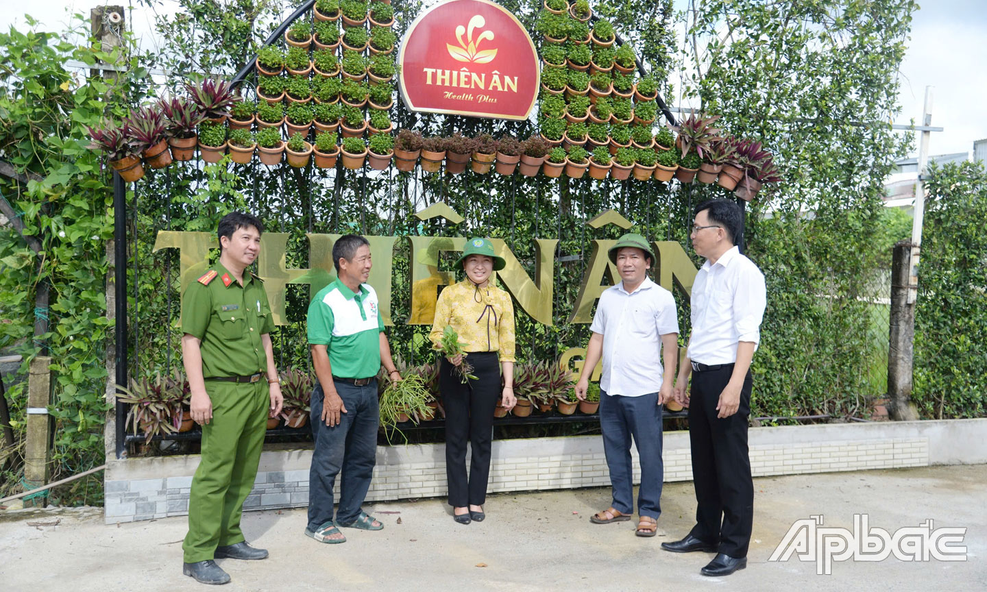 Văn phòng điều phối Chương trình mục tiêu quốc gia xây dựng NTM tỉnh khảo sát tại Điểm du lịch dược liệu xanh Thiên Ân (huyện Gò Công Tây).