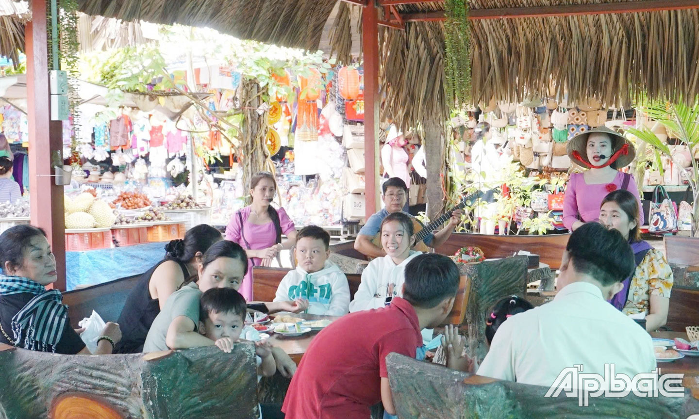 Du khách thưởng thức đờn ca tài tử tại xã Thới Sơn.                                                                                               Ảnh: MINH THÀNH