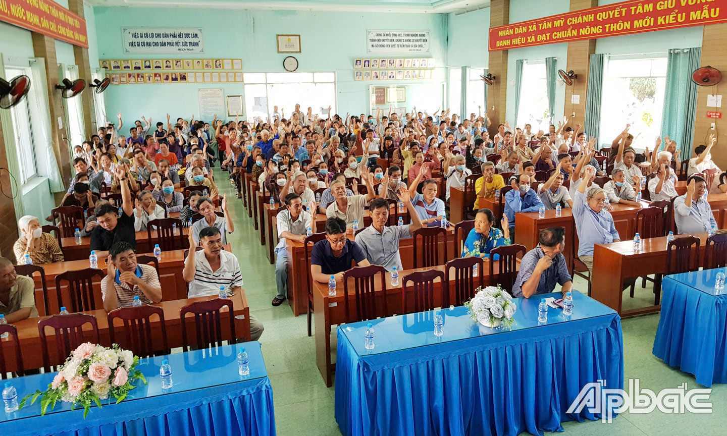 Đông đảo đại diện hộ dân ấp Phong Thuận, xã Tân Mỹ Chánh tham dự và  biểu quyết bầu Trưởng ấp nhiệm kỳ 2024 - 2029.	                              Ảnh: NGỌC TRUNG
