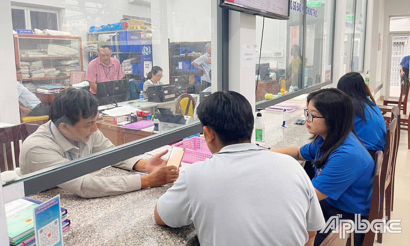 Hướng dẫn người dân thực hiện các TTHC trên môi trường điện tử.