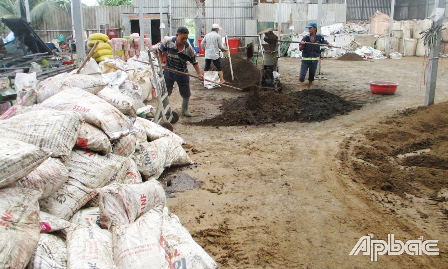 Công ty nuôi trùn quế của anh Vinh đã giải quyết việc làm cho khoảng 100 công nhân, lao động tại địa phương.