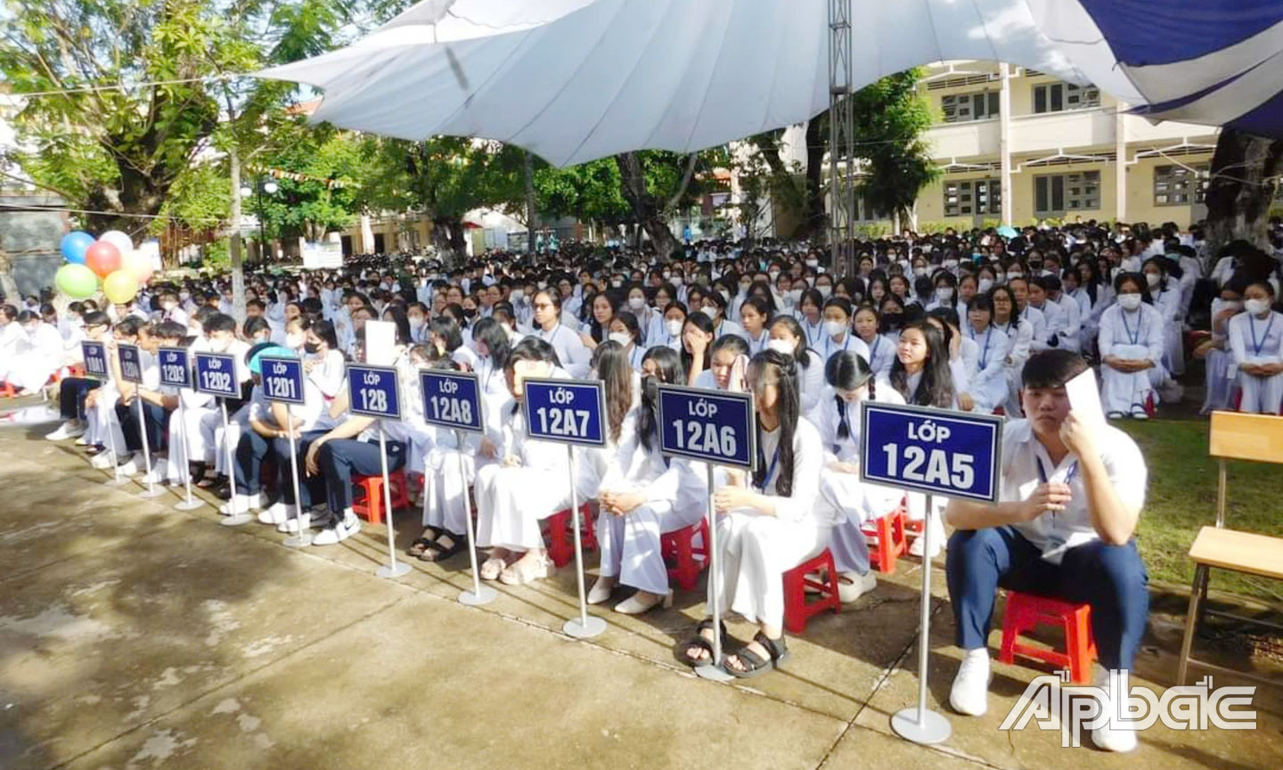 Học sinh lớp 12 dự Lễ Khai giảng năm học 2024 - 2025 tại Trường THPT Trương Định, TP. Gò Công. 